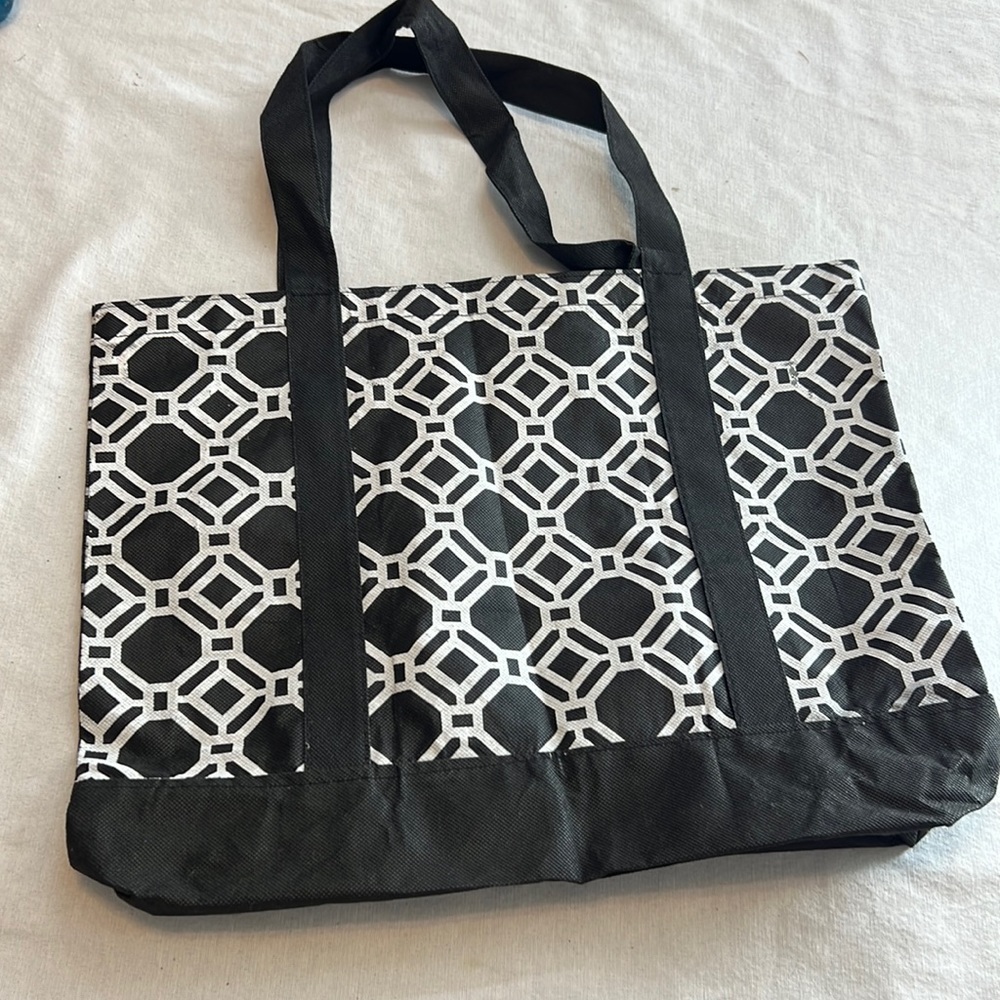 ⭐️ Black & White patterned print tote bag 17” x 11” hang depth almost 8”